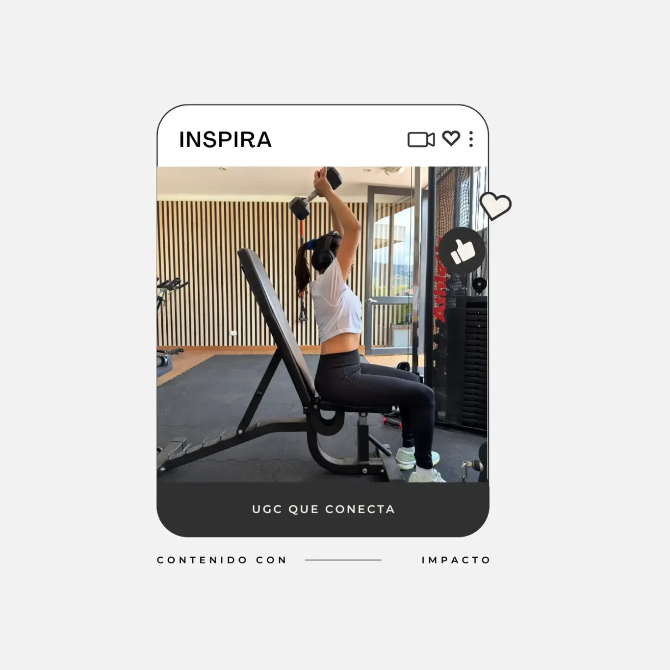 creadora de contenido grabando video para redes sociales